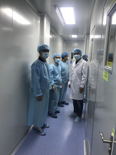 评审组在现场核验实验室环境情况1.jpg