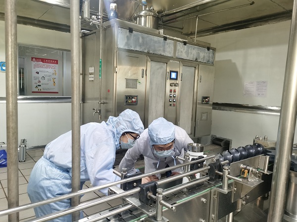 2质检中心检验员在企业洁净车间进行现场检验检测.jpg