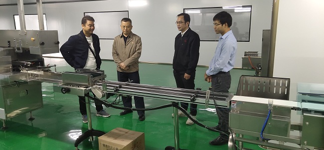2.调研组了解企业生产车间设备运行情况.jpg